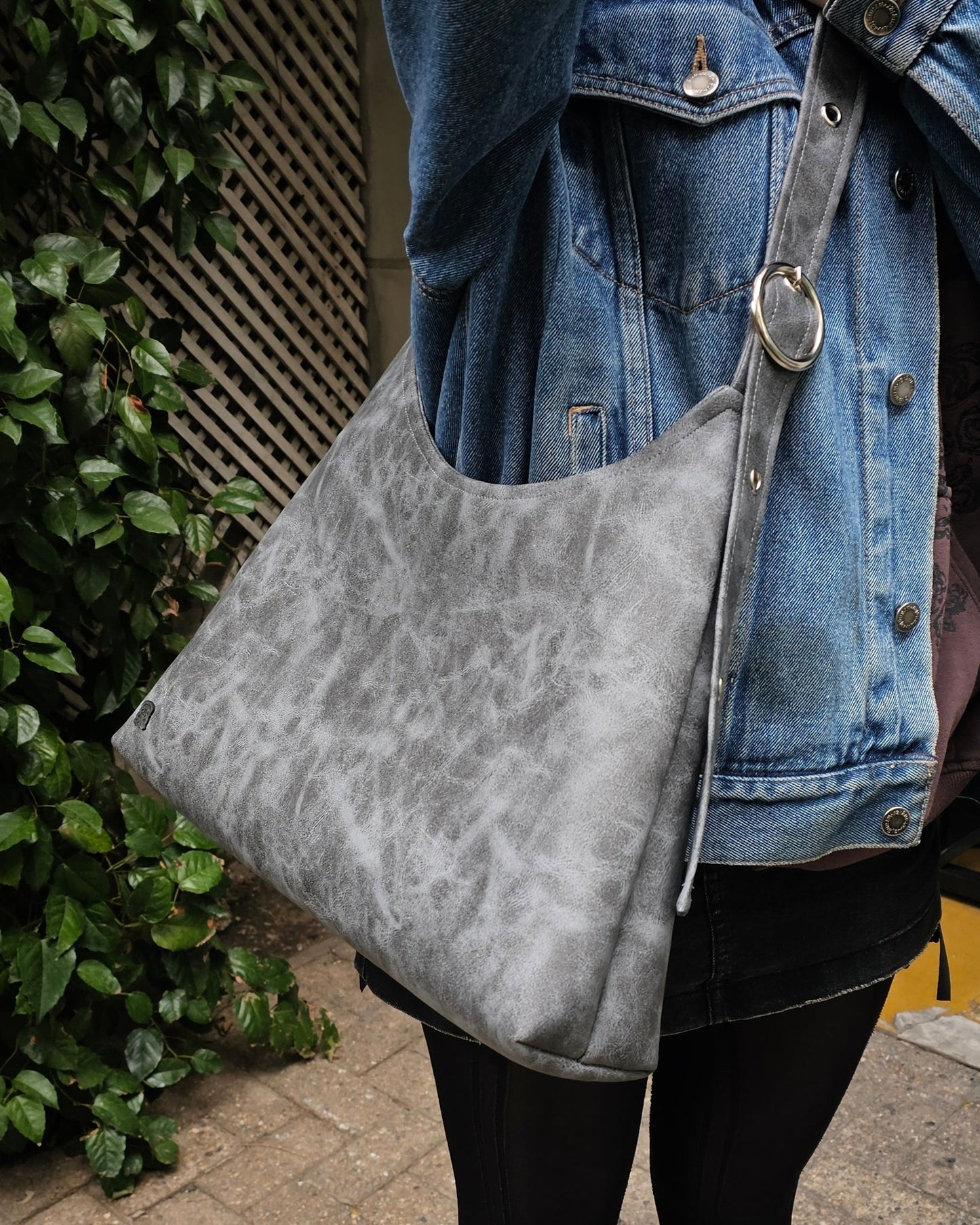 Kali Cuerina Gris Textura