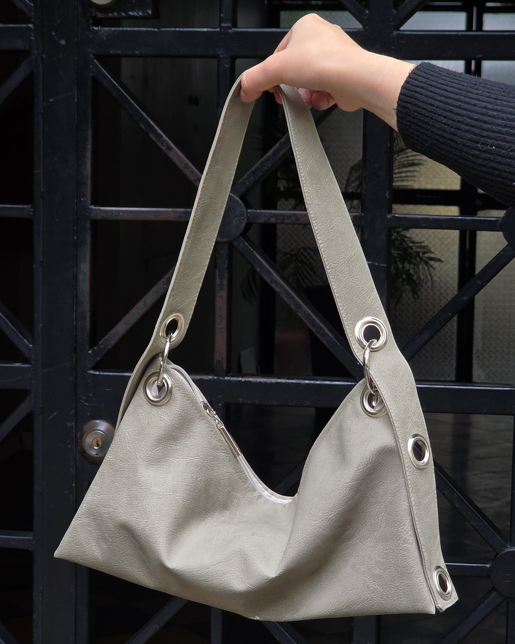 Suki Mediana cuerina gris textura