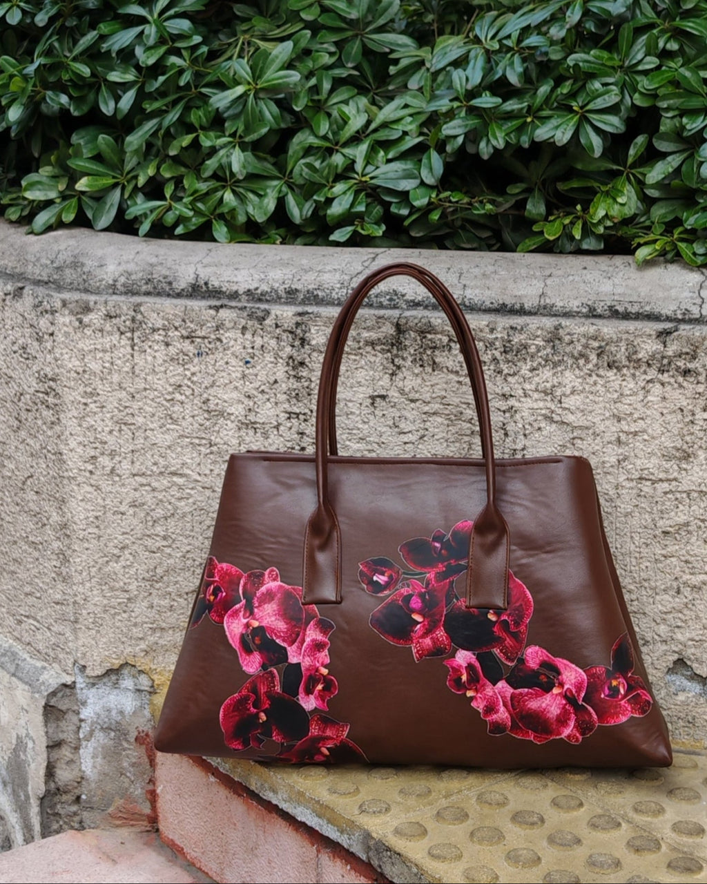 Sally XL Cuerina Café Flores