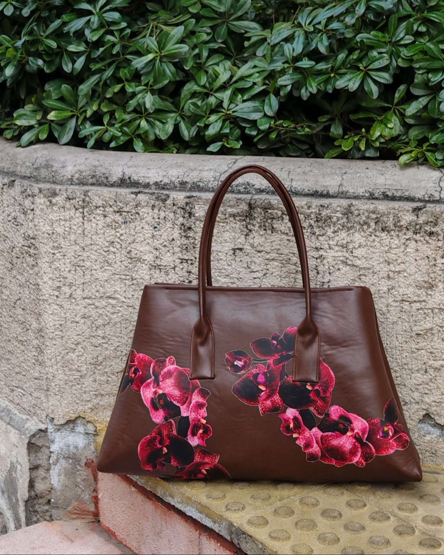 Sally XL Cuerina Café Flores