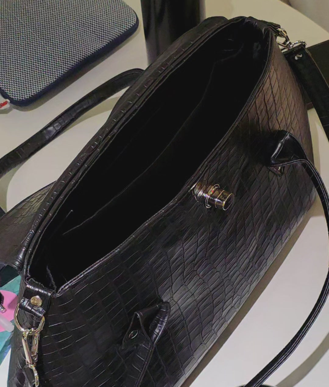 Nina grande cuerina negra cocodrilo