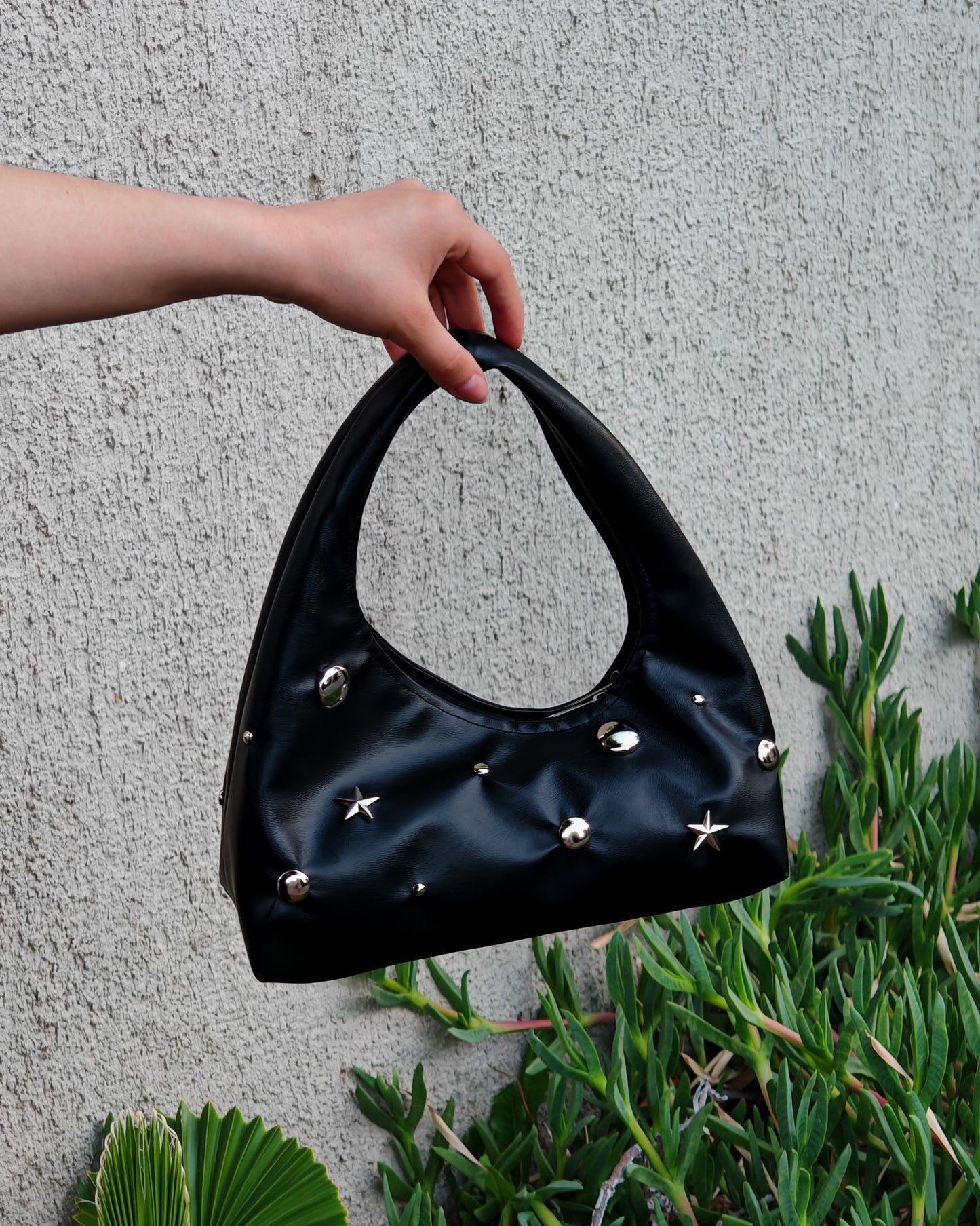 Nami mini Cuerina Negra Tachas