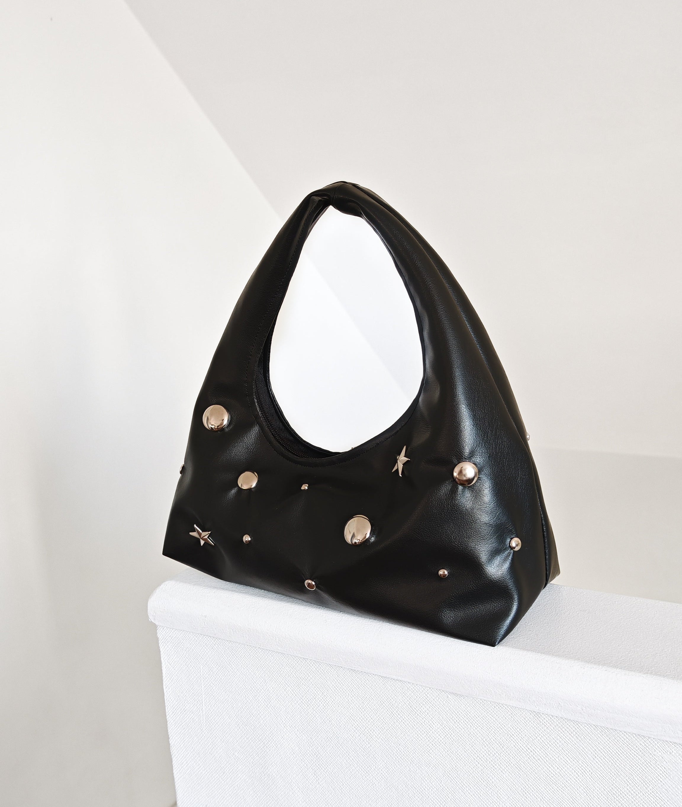 Nami mini Cuerina Negra Tachas