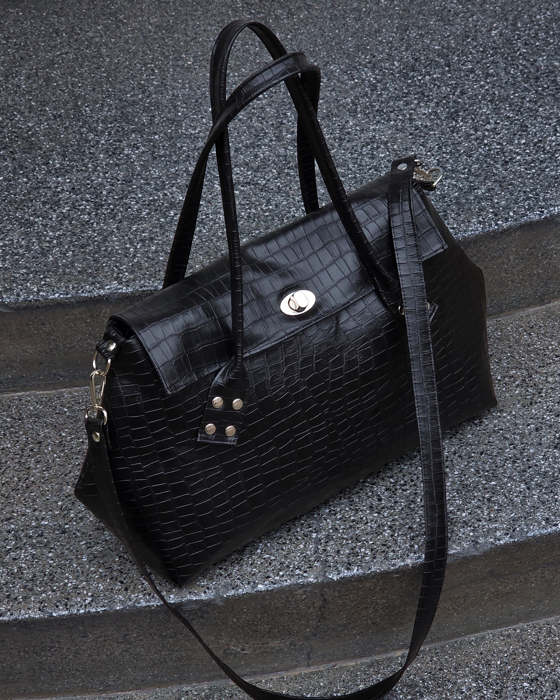 Nina grande cuerina negra cocodrilo